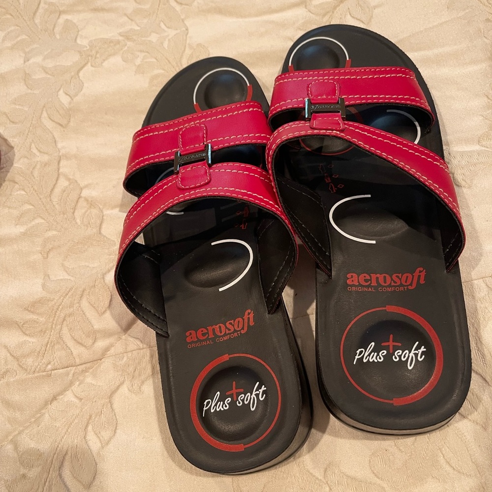 Red sz 8 Aerosoft sandals in great condition.